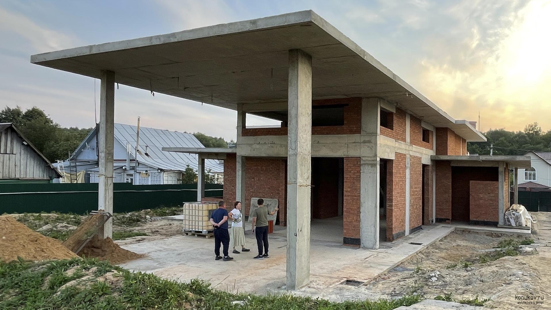 Монолитный каркас с заполнением полнотелым кирпичом. Вид со двора