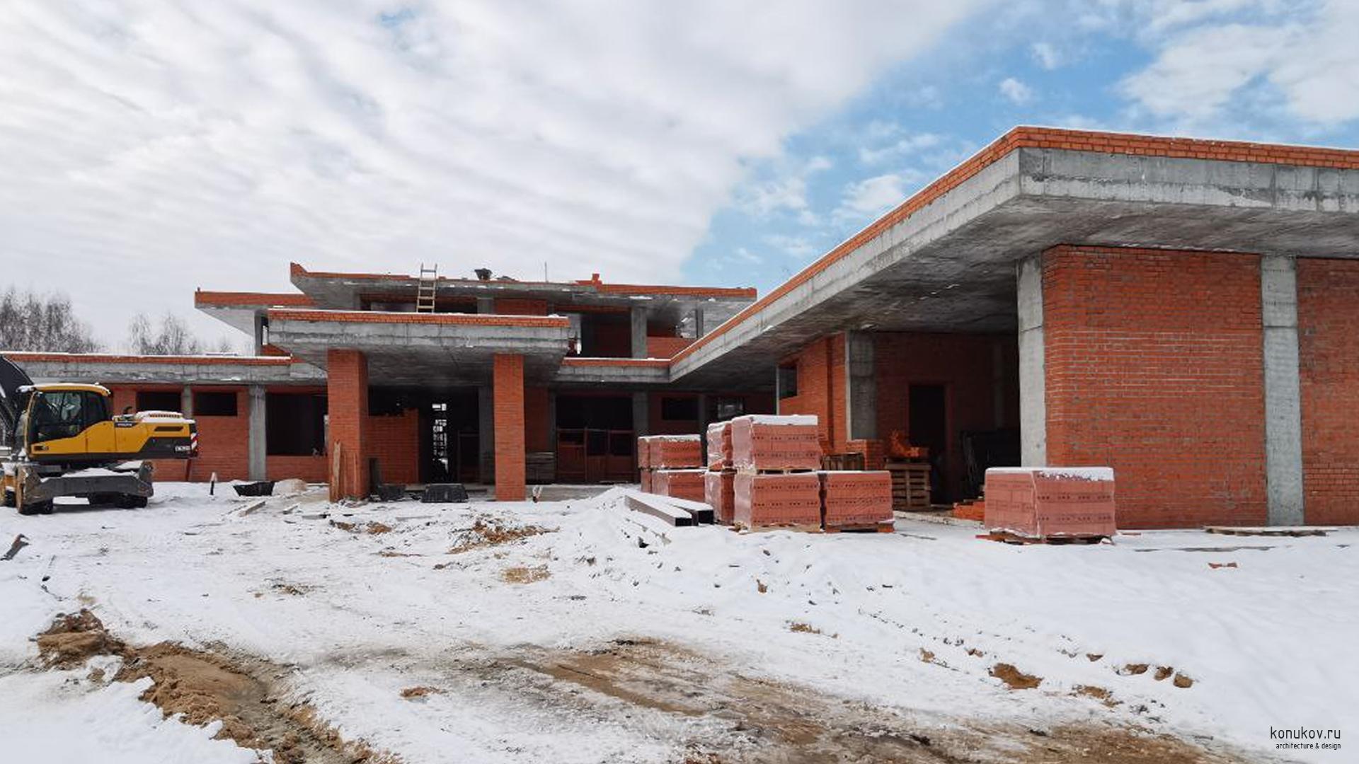 Дом с гаражом и бассейном с плоской кровлей