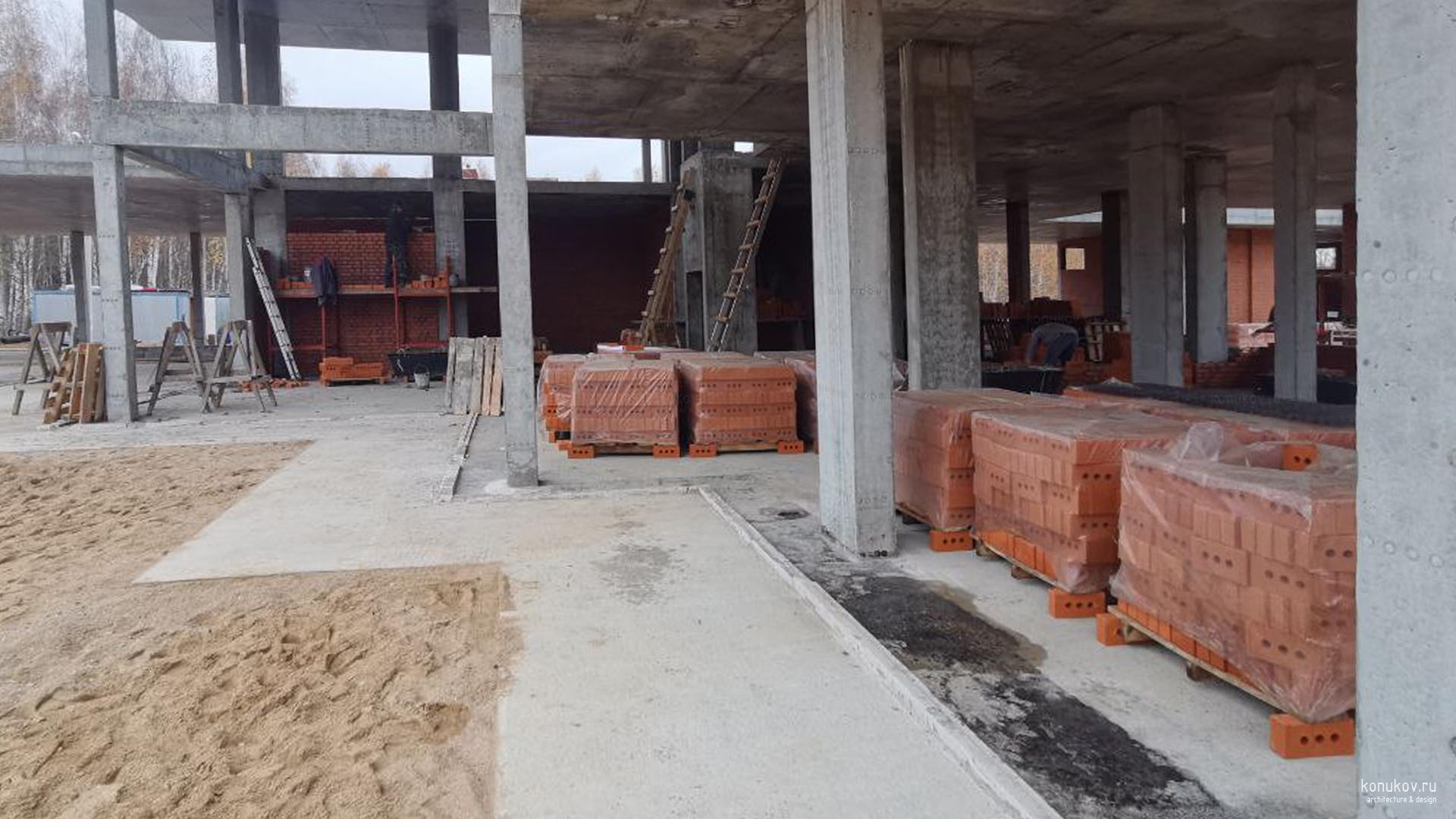 Дом с гаражом и бассейном с плоской кровлей