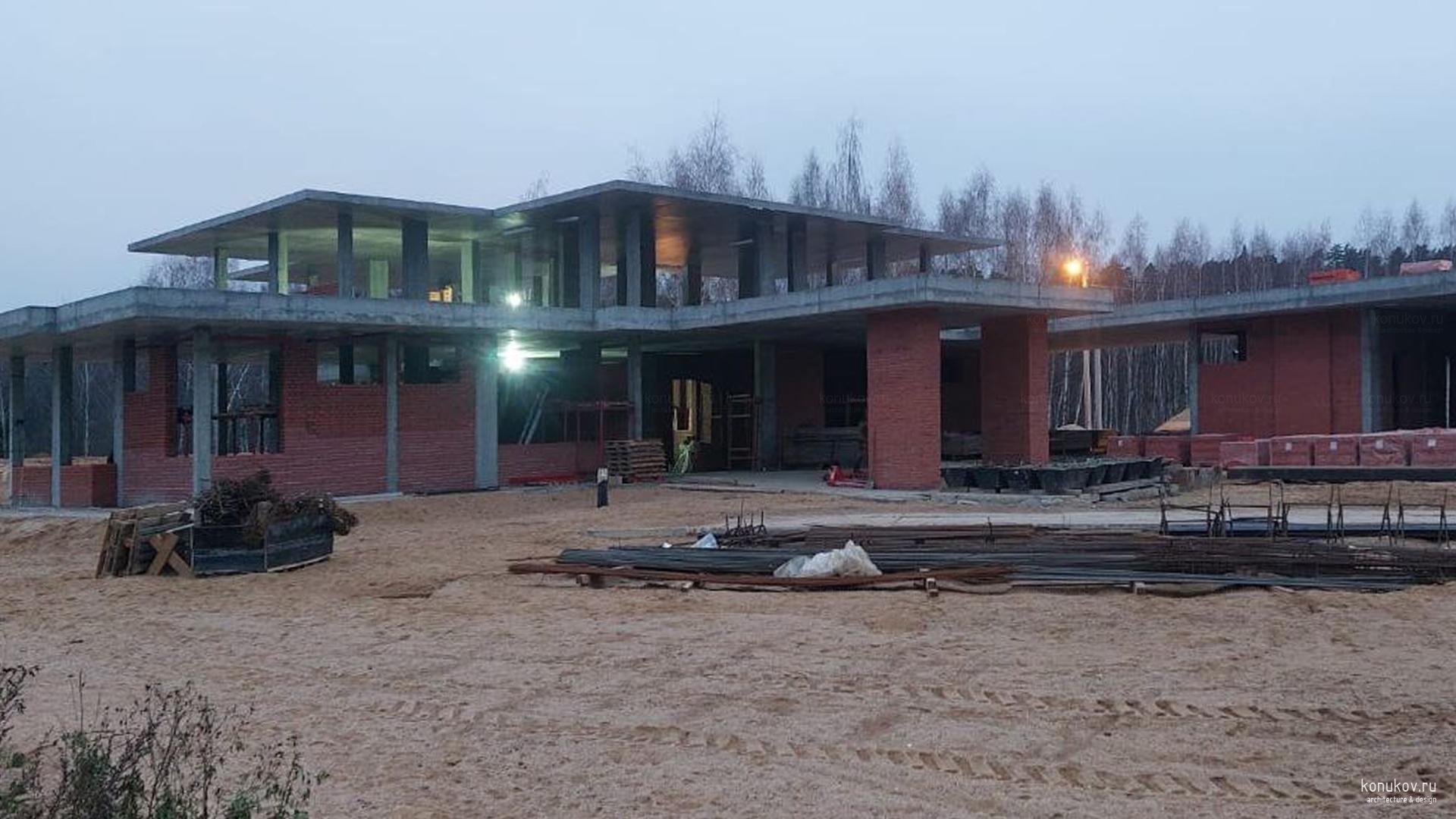 Дом с гаражом и бассейном с плоской кровлей