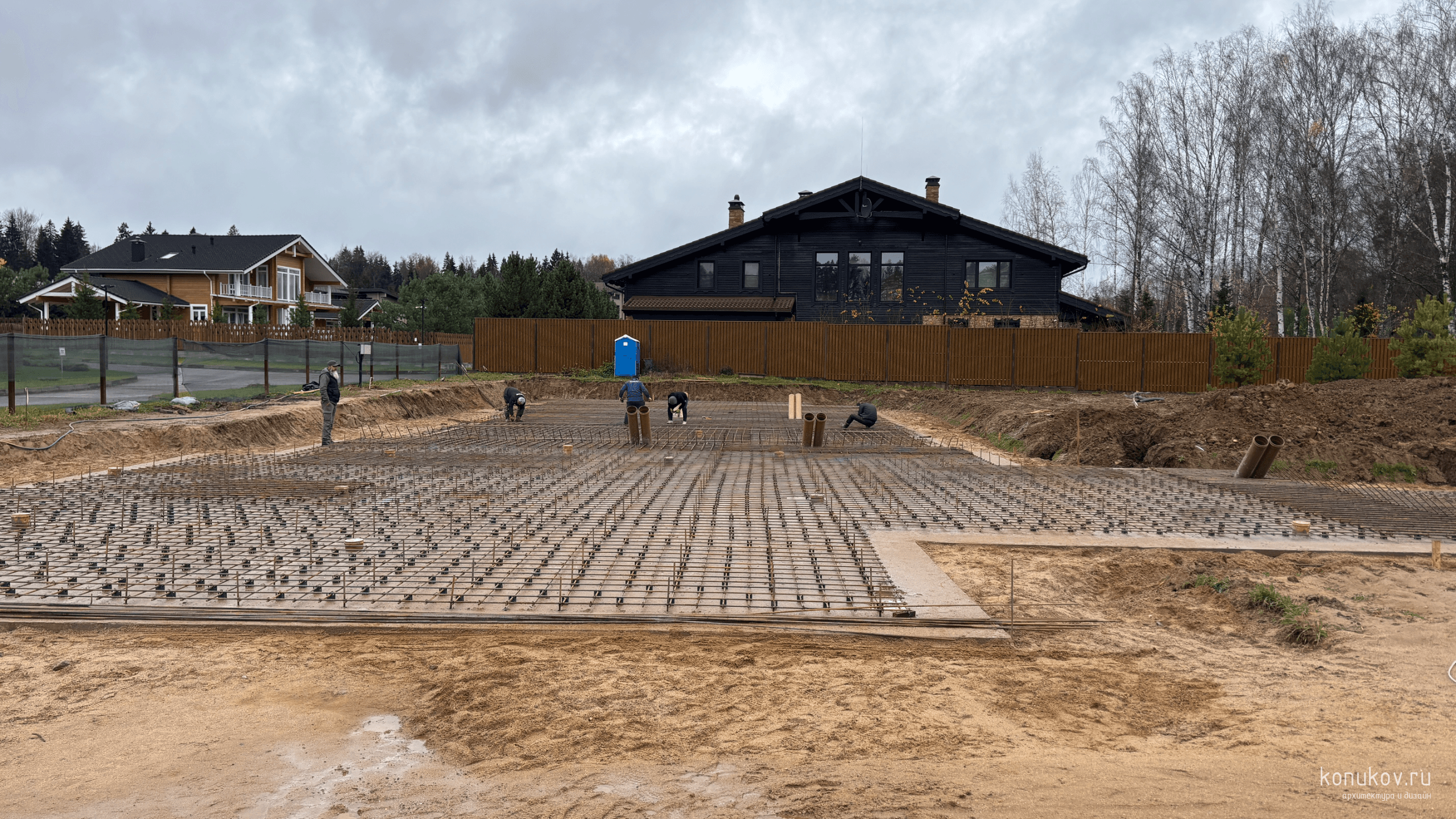 Дом с отдельно стоящим гаражом под одной кровлей