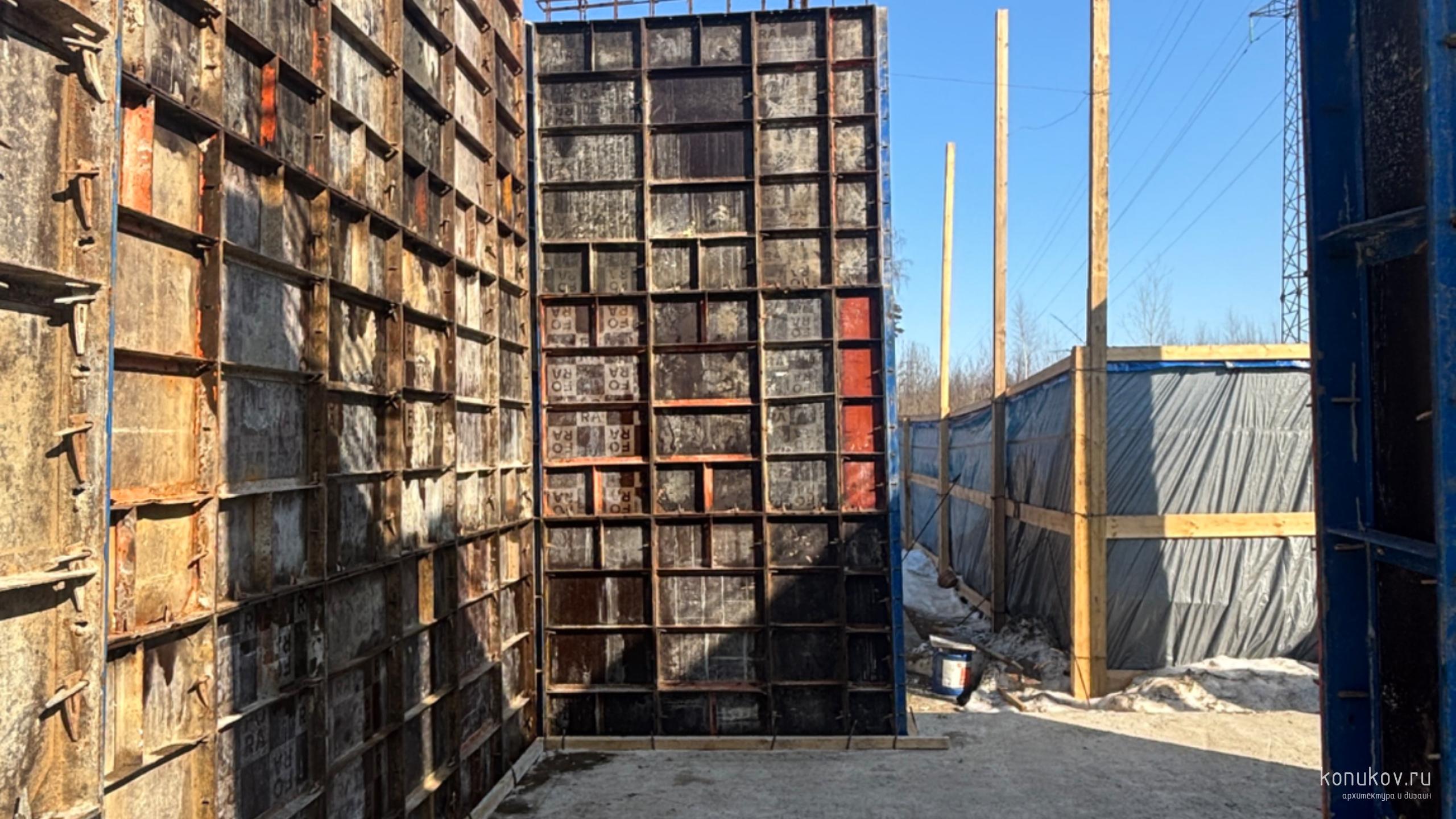 Дом с отдельно стоящим гаражом под одной кровлей