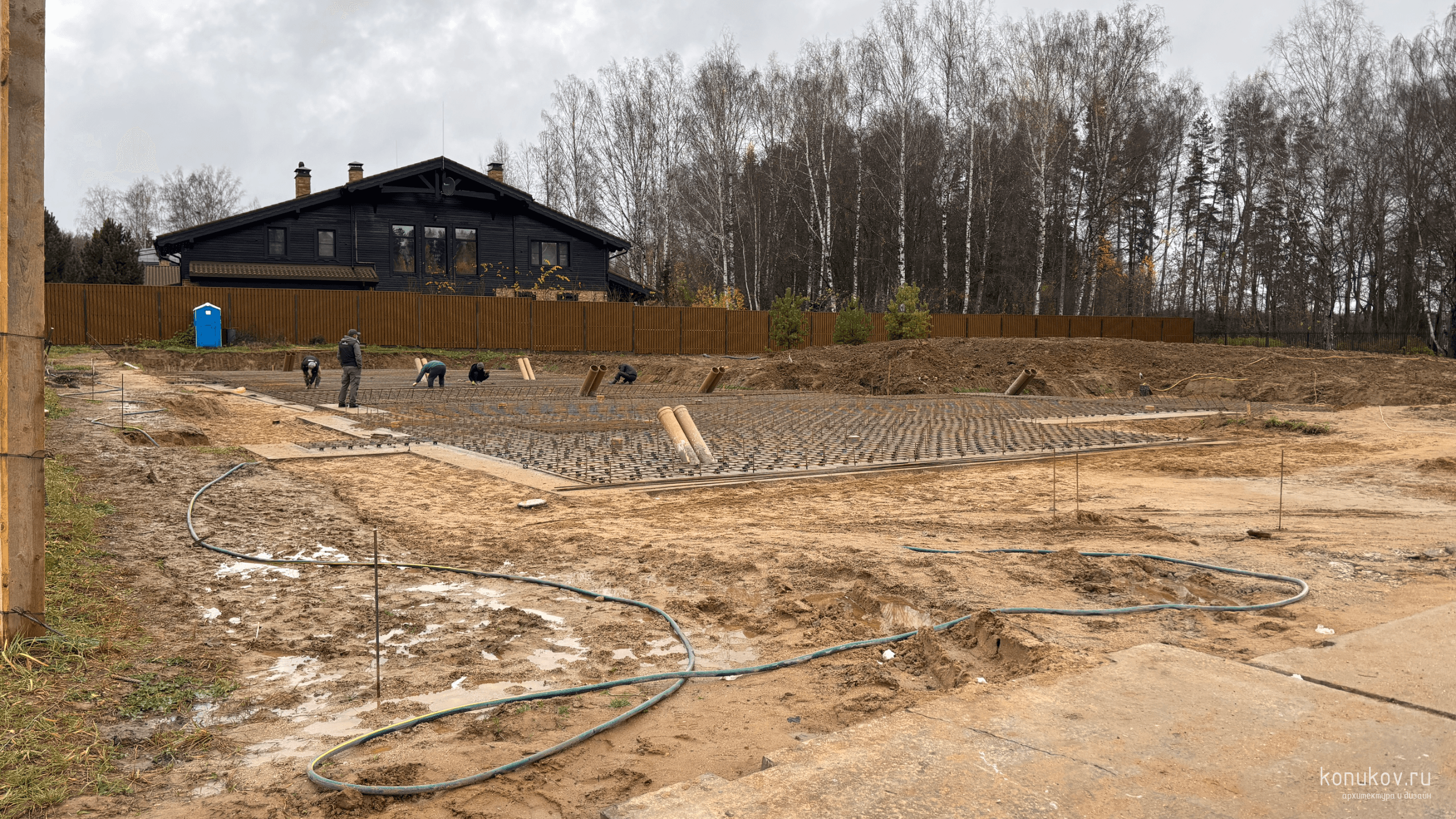 Дом с отдельно стоящим гаражом под одной кровлей