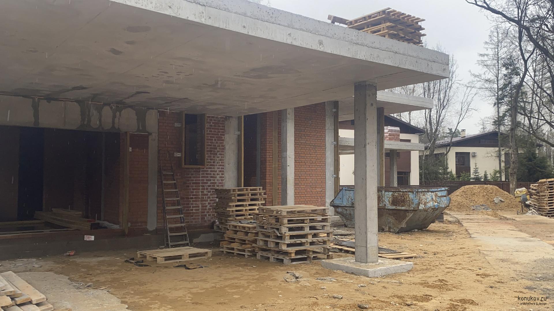 Одноэтажный дом с маленьким гаражом